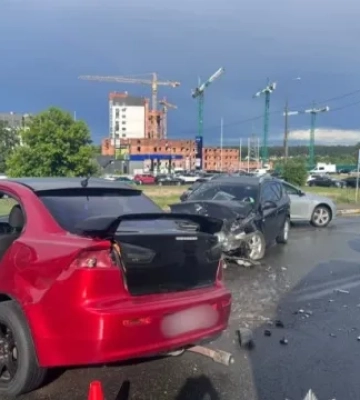 В Ирпене столкнулись Mitsubishi и Kia, детей доставили в больницу