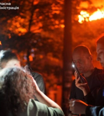 рф вдарила по Запоріжжю: пожежа у житловому будинку та ТЦ, пошкоджено університет — є загиблий
