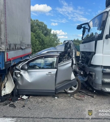 На Львівщині кросовер зіткнувся з двома вантажівками, внаслідок чого постраждав його водій