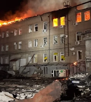 Пожары и поврежденные дома: спасатели показали последствия массированной российской атаки дронами по Запорожью — фото