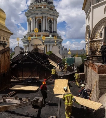 В Киево-Печерской лавре показали момент попадания российского беспилотника в Успенский собор — видео