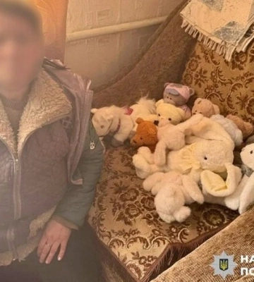 Суд на Рівненщині покарав жінку, яка вкрала іграшки з могили дитини 