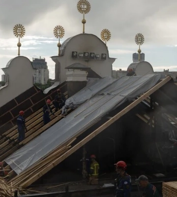 Удар по Лаврі: рятувальники зводять тимчасовий дах над пошкодженою частиною Успенського собору