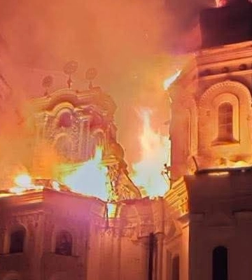 В Киево-Печерской лавре показали момент попадания российского беспилотника в Успенский собор — видео