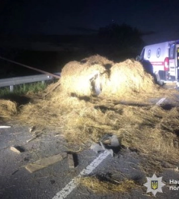 Нічна трагедія на трасі Н-09 «Мукачево – Львів»: Jaguar протаранив віз із сіном, є загиблі та поранені