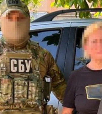 СБУ затримали підозрювану колаборантку, яка вихваляла фейковий “референдум” під час окупації Херсона