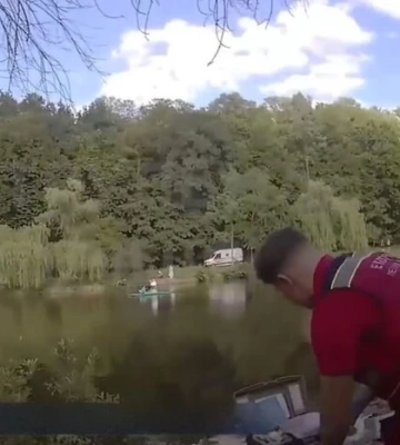 Перехожі врятували чоловіка, який тонув в озері у Голосіївському районі (відео)