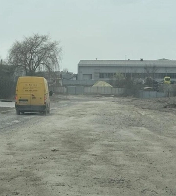 Замість щебеневого підсипання - асфальтобетонне покриття. Розбиту вулицю у промзоні Львова відремонтують