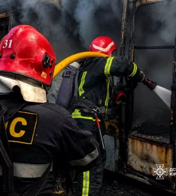 На Кіровоградщині горів автобус, яким перевозили бджіл