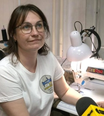 У Луцьку ветеран з ампутацією допомагає шити адаптивний одяг
