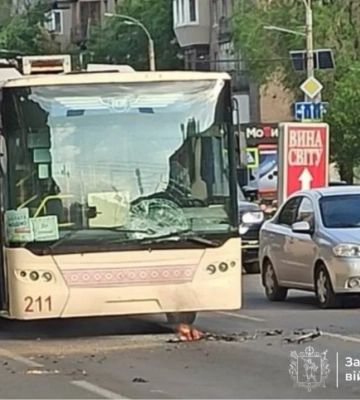 В Запорожье российский дрон попал в троллейбус