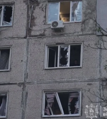 Россияне ударили по Запорожью реактивными шахедами: пострадали жилой дом и троллейбус, 10 раненых