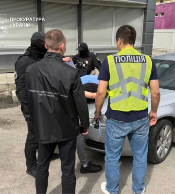 У Києві молодика підозрюють у продажі автомобілів з гуманітарки через соціальну мережу