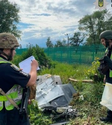 У Деснянському районі Києва вибухотехніки вилучили бойову частину збитого дрона "Герань-2". ФОТОрепортаж