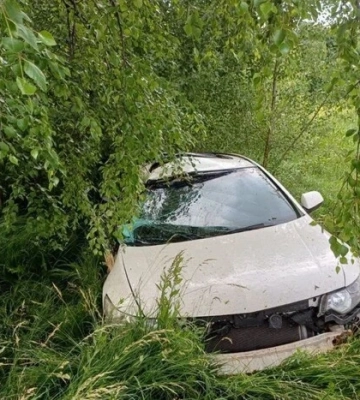 На Обухівщині автівка врізалася в дерево, 22-річна пасажирка загинула