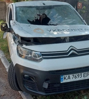 У Нікополі російський FPV-дрон поцілив в авто пересувного відділення "Укрпошти"