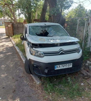 Росіяни вдарили дроном по автомобілю «Укрпошти» у Нікополі — поранено людину