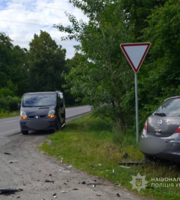 На Волині легковик злетів із дороги після зіткнення з мікроавтобусом: травмувалася 38-річна водійка