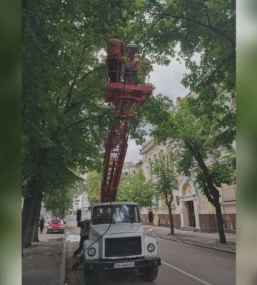 Роботи з вуличного освітлення тривають у Харкові: ремонтують опори і лампи