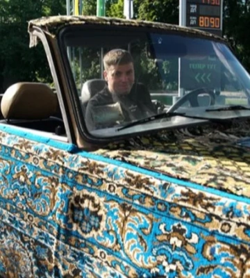 «Спочатку всі думали, що це прикол». На Рівненщині молодь перетворила старі Жигулі на кабріолет — машину також обтягнули килимами