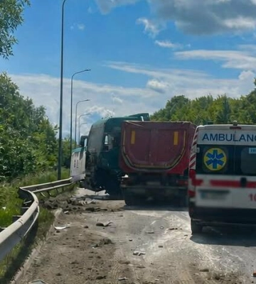 Поблизу Львова зіткнулися MAN і Mercedes-Benz: рятувальники деблокували травмованого водія