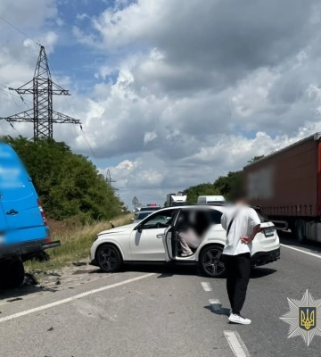 У масштабній аварії поблизу Львова постраждали двоє людей