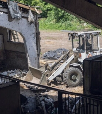 У Сумах з-під завалів кінно-спортивної школи деблокували тіла трьох тварин (, )