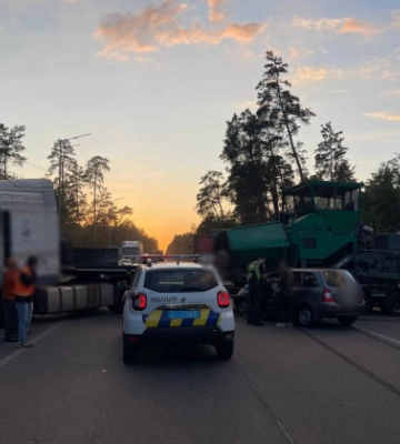 У Києві в результаті ДТП на Гостомельському шосе вантажівка повністю перекрила проїзд