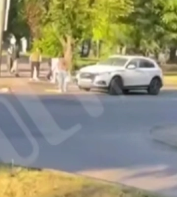 У Луцьку водій Audi збив жінку з дитиною на пішохідному переході: обох госпіталізували. Відео