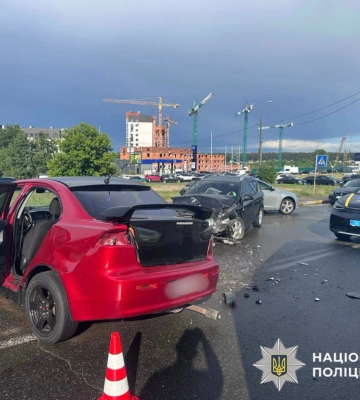 Поліція Київщини встановлює обставини ДТП, в якій постраждали троє дітей