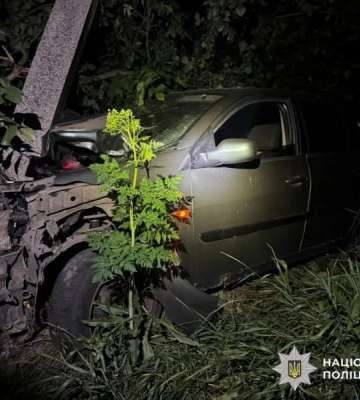На Кіровоградщині легковик врізався у бетонну опору, до лкарні потрапив його водій