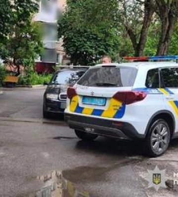 У Горішніх Плавнях з вікна багатоповерхівки впав чоловік