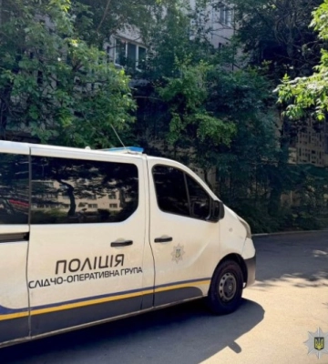 В Одесі неповнолітня дівчина вистрибнула з вікна багатоповерхівки