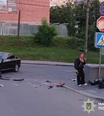 У Хмельницькому внаслідок зіткнення з легковиком постраждали юні водій та пасажирка мотоциклу