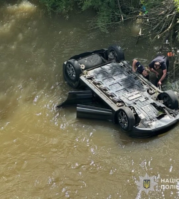 У селі на Львівщині легковик перекинувся у річку: водій внаслідок ДТП не вижив