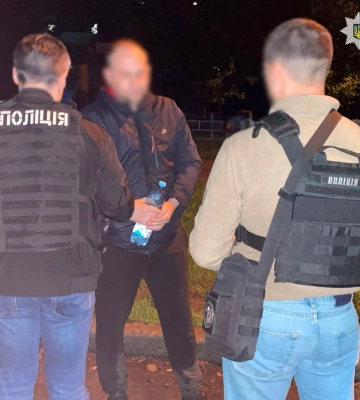 У Києві повідомлено про підозру спритнику, який обіцяв потенційним клієнтам бронювання за гроші