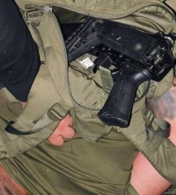 Чоловік відкрив стрілянину з автомата біля ТЦК на Хмельниччині: його затримано