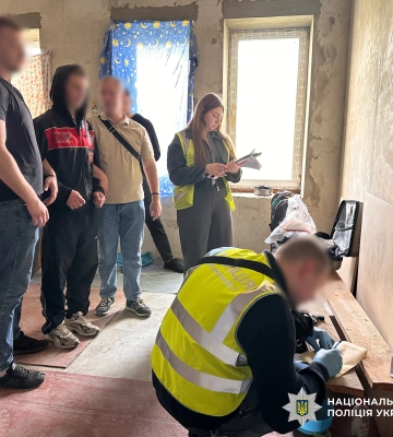 У Києві чоловік у масці серед ночі з іграшковою зброєю пробрався у житло дівчини