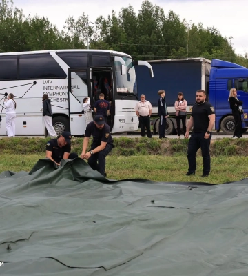 На кордоні з Румунією розгорнули пункт незламності через черги туристичних автобусів