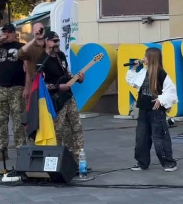 У Рівному школярка заспівала з військовим оркестром «Червону руту» та підірвала мережу (відео)
