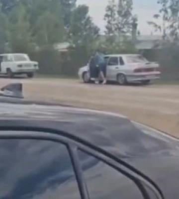 Водители в оккупированном Севастополе вручную толкают свои автомобили, когда очередь на АЗС продвигается на несколько метров. ВИДЕО