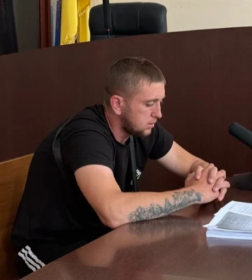 Суд у Києві відправив під варту колишнього військовополоненого, якого підозрюють у знущанні з інших бійців у колонії