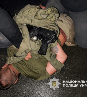 В Хмельницкой области нетрезвый мужчина открыл стрельбу из автомата возле ТЦК