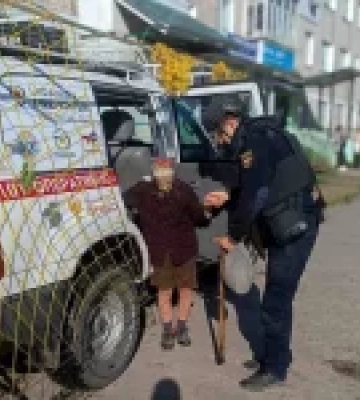 Евакуаційна група ДСНС «Фенікс» вивезла літню жінку з Шосткинського району