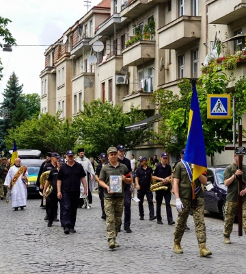 Ужгород попрощався із захисником Олексієм Журавльовим, який понад рік вважався зниклим безвісти (ФОТО)