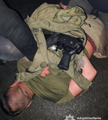 Чоловік стріляв з автомата у бік ТЦК на Хмельниччині