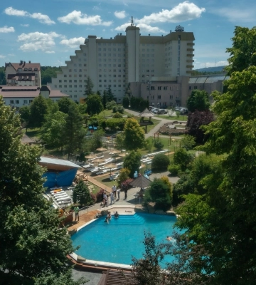 Температура води 25 - 38 градусів. У Трускавці вперше відкрили соляні басейни на основі мінеральної ропи