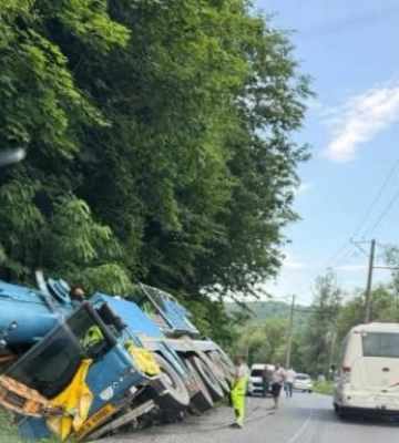 На ужгородській трасі біля Перечина перекинувся потужний автокран: рух ускладнено (ФОТО)