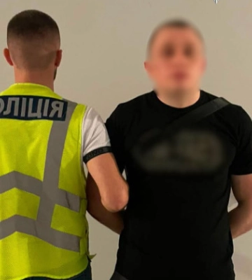 В Киеве возле ВДНХ молодой человек под предлогом знакомства ограбил прохожую