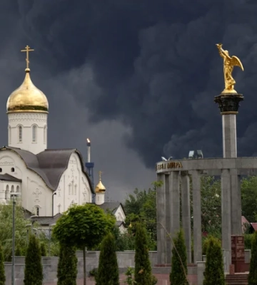 «Это не удар РФ прямо по Успенскому собору». Что важно в украинской атаке на НПЗ в Капотне и способны ли москвичи на бунт — разговор с Чалым